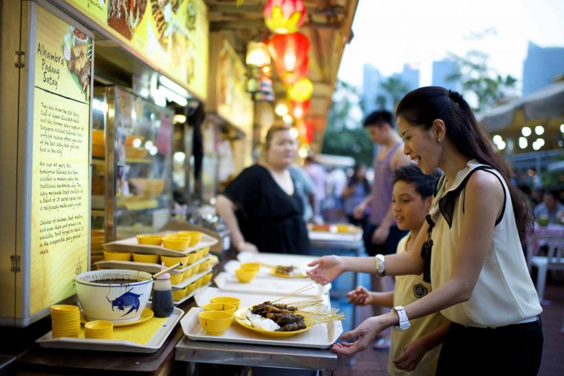  Храненето в Makansutra чревоугодниците Бей, Сингапур 
